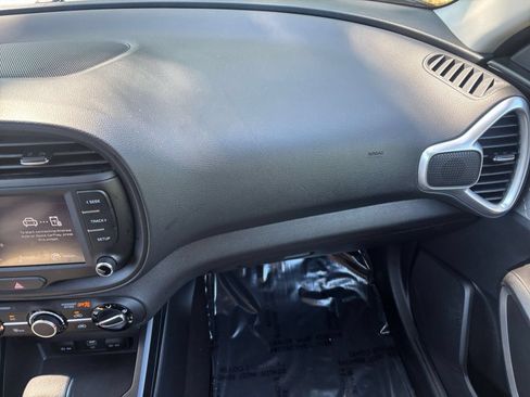 Used 2025 Kia Soul LX w/ LX Technology Package FWD image 35