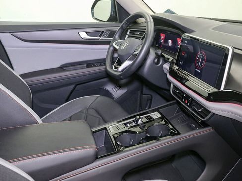 Certified 2025 Volkswagen Atlas Peak Edition SE AWD/4WD image 22