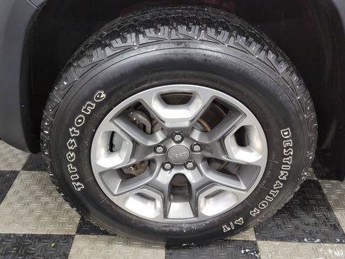 Used 2019 Jeep Cherokee Trailhawk AWD/4WD image 30