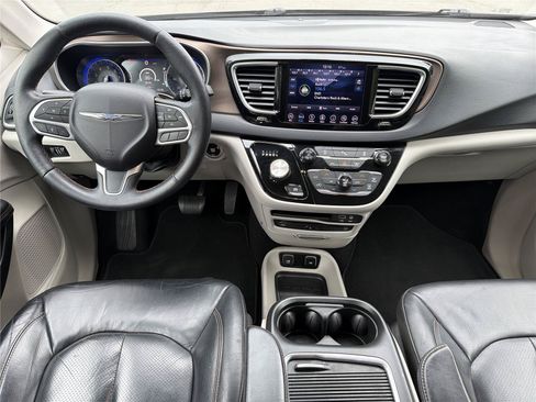 Used 2018 Chrysler Pacifica Touring-L Plus FWD image 2