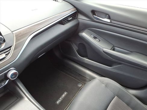 Used 2025 Nissan Altima 2.5 SV FWD image 34