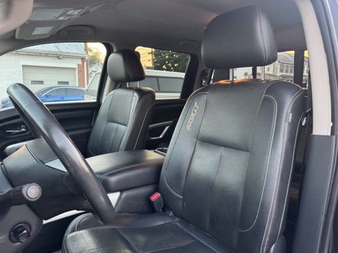Used 2018 Nissan Titan PRO-4X w/ Pro-4x Convenience Package AWD/4WD image 11