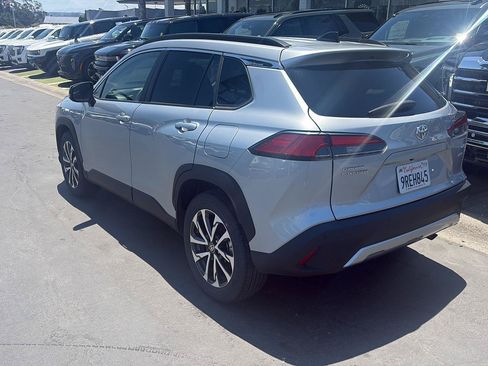 Used 2025 Toyota Corolla Cross XLE AWD/4WD image 3