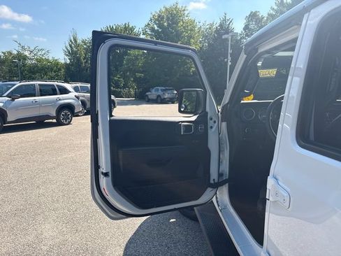 Used 2023 Jeep Wrangler Unlimited Sahara AWD/4WD image 22