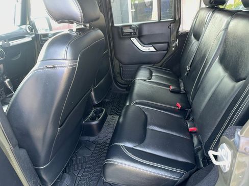 Used 2015 Jeep Wrangler Unlimited Rubicon AWD/4WD image 13