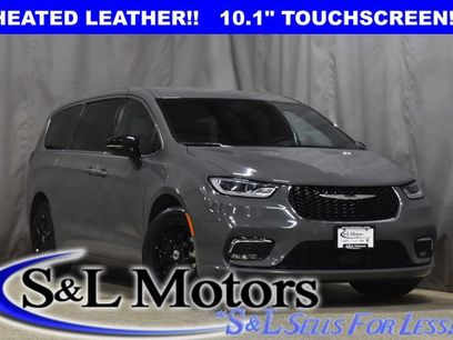 Used 2025 Chrysler Pacifica Select