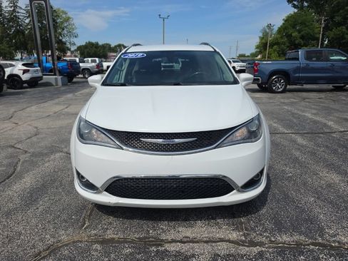 Used 2019 Chrysler Pacifica Touring-L FWD image 2