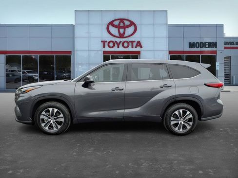 Certified 2022 Toyota Highlander XLE image 8