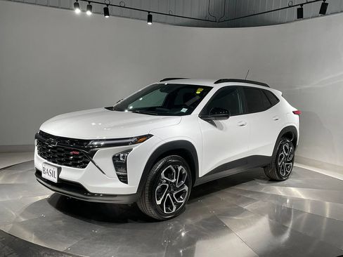 Used 2025 Chevrolet Trax RS FWD image 8