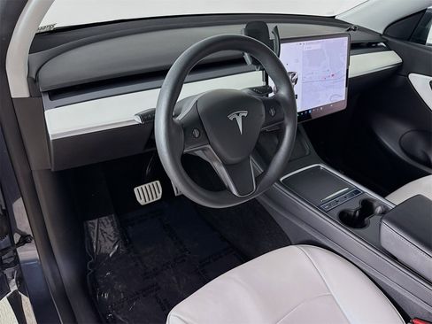 Used 2022 Tesla Model Y Performance image 9