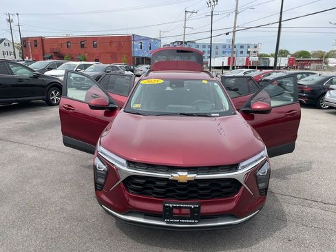 Used 2025 Chevrolet Trax LT w/ LT Convenience Package FWD image 29