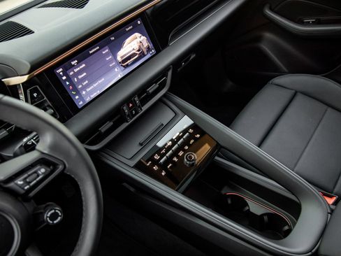 Certified 2025 Porsche Macan Electric RWD image 31