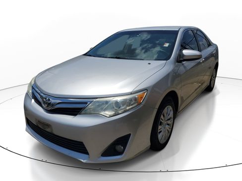 Used 2013 Toyota Camry LE FWD image 3