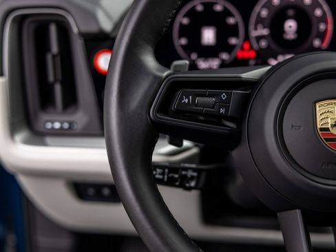 Certified 2025 Porsche Cayenne AWD/4WD image 47