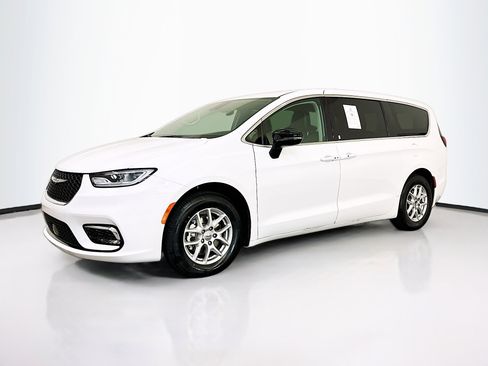 Used 2024 Chrysler Pacifica Touring-L image 3