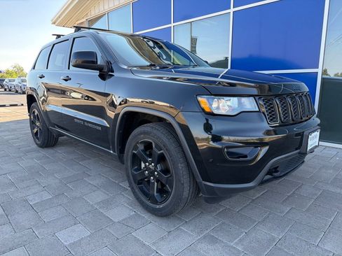 Used 2019 Jeep Grand Cherokee Laredo AWD/4WD image 2