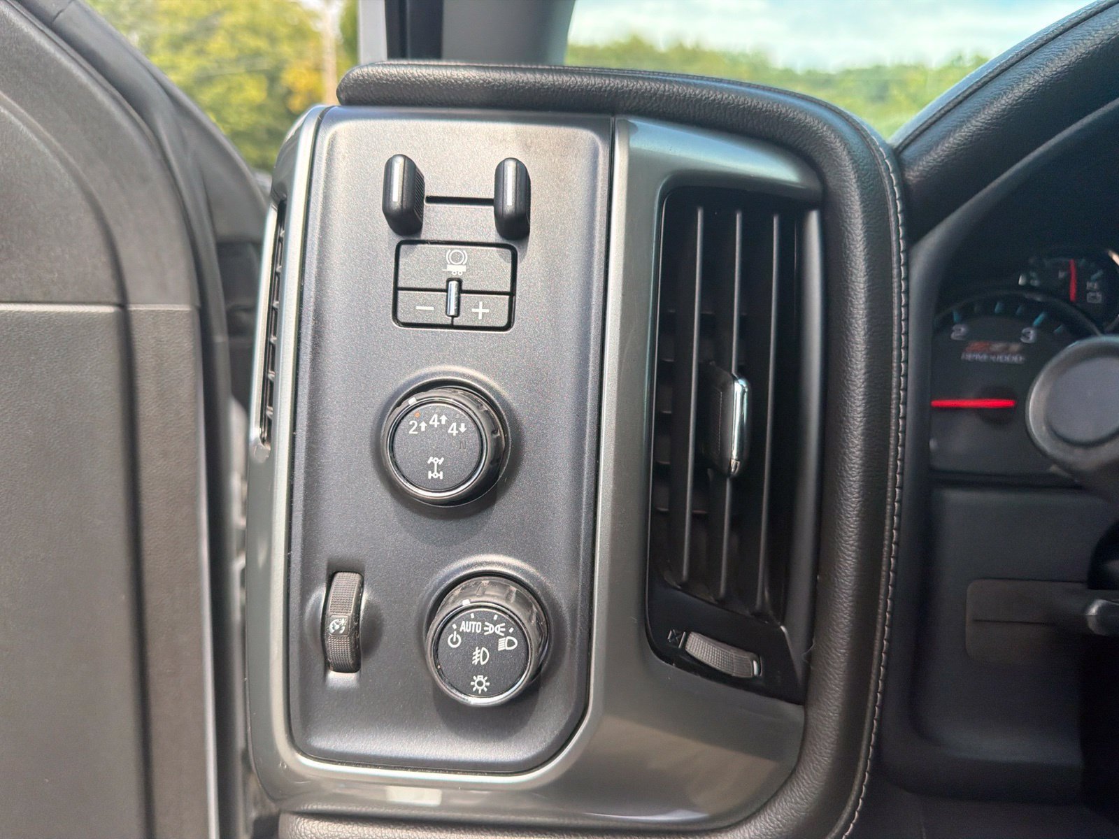 Used 2018 Chevrolet Silverado 2500 LTZ w/ Duramax Plus Package AWD/4WD image 18