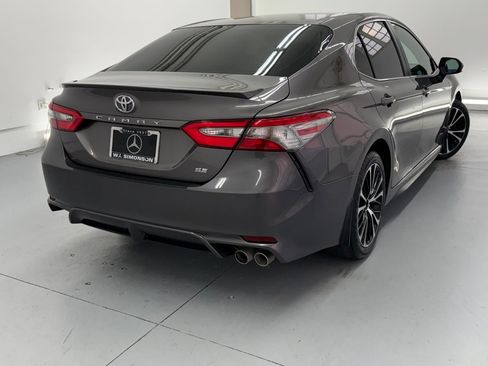 Used 2018 Toyota Camry SE w/ Accessory Appearance Package image 8