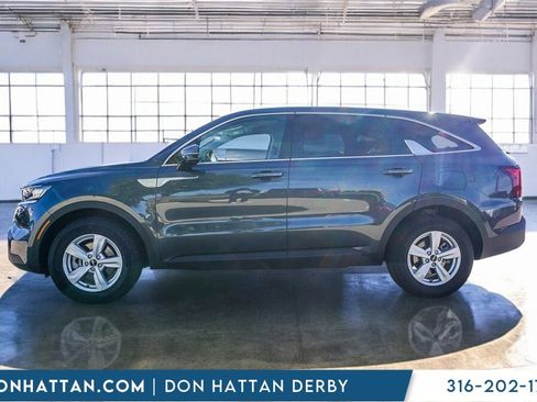 Used 2023 Kia Sorento LX image 2