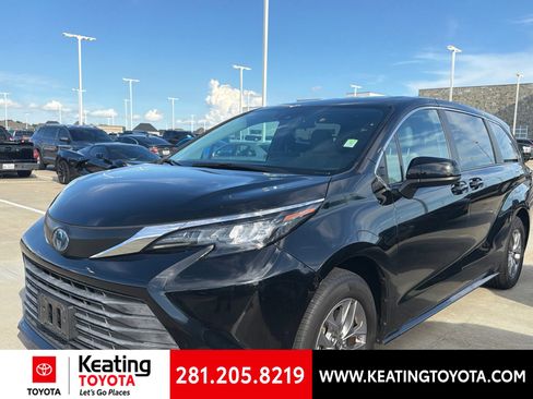 Certified 2025 Toyota Sienna LE FWD image 7