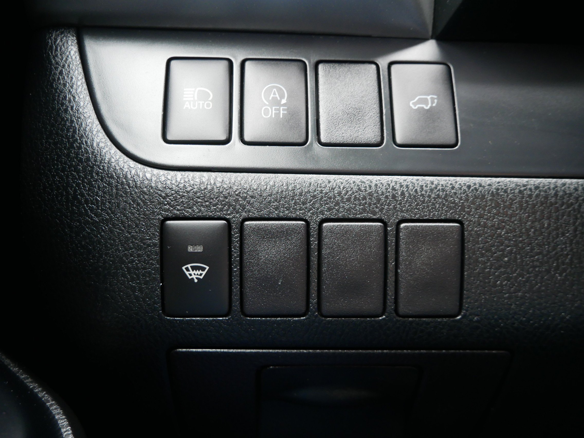Used 2018 Toyota Highlander XLE w/ Carpet Mat Package (TMS) AWD/4WD image 16