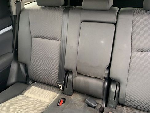 Used 2019 Toyota Highlander LE FWD image 20