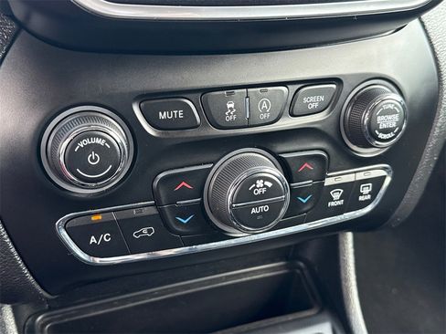 Used 2019 Jeep Cherokee Trailhawk image 27