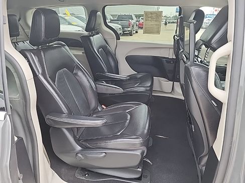 Used 2022 Chrysler Pacifica Touring-L w/ Uconnect Theater Family Group FWD image 49
