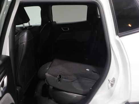 Used 2024 Jeep Compass Latitude AWD/4WD image 18