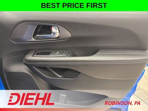 New 2026 Chrysler Pacifica Select AWD/4WD image 17