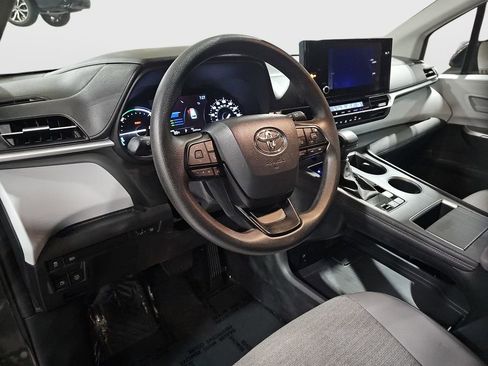 Certified 2025 Toyota Sienna LE image 9