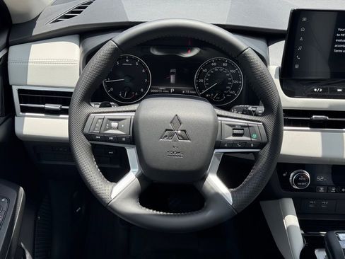 New 2025 Mitsubishi Outlander SE image 19