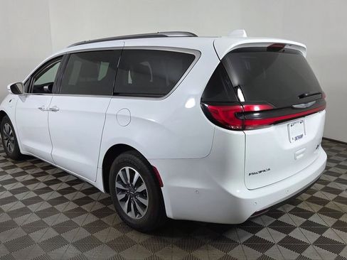 Used 2021 Chrysler Pacifica Touring-L FWD image 6