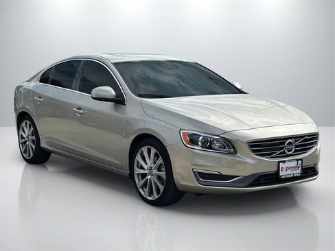 Used 2018 Volvo S60 T5 Inscription Platinum image 3
