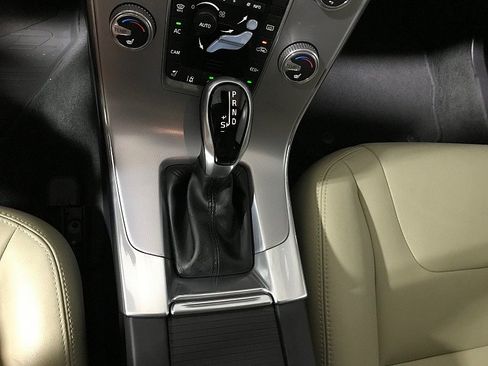 Used 2017 Volvo V60 T5 Platinum FWD image 30