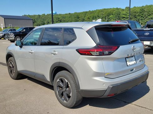 Used 2024 Nissan Rogue SV AWD/4WD image 5