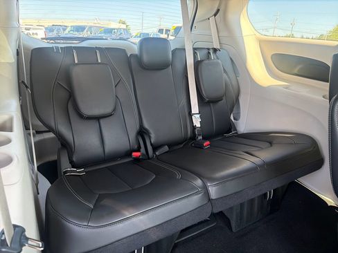Used 2024 Chrysler Pacifica Touring-L FWD image 26