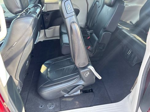 Used 2018 Chrysler Pacifica Touring-L Plus FWD image 30