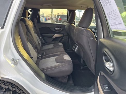 Used 2018 Jeep Cherokee Latitude w/ Cold Weather Group image 11