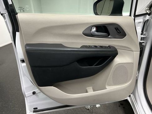 Used 2023 Chrysler Pacifica Touring-L w/ Uconnect Theater Family Group AWD/4WD image 21
