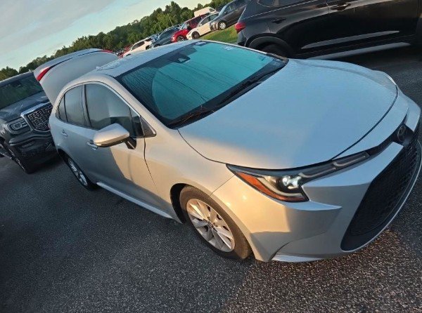 Used 2022 Toyota Corolla XLE FWD image 2