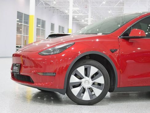 Used 2023 Tesla Model Y Long Range AWD/4WD image 3