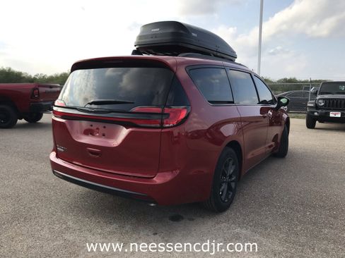 New 2025 Chrysler Pacifica Select w/ Fav Edition Package image 7