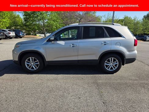 Used 2015 Kia Sorento LX image 2
