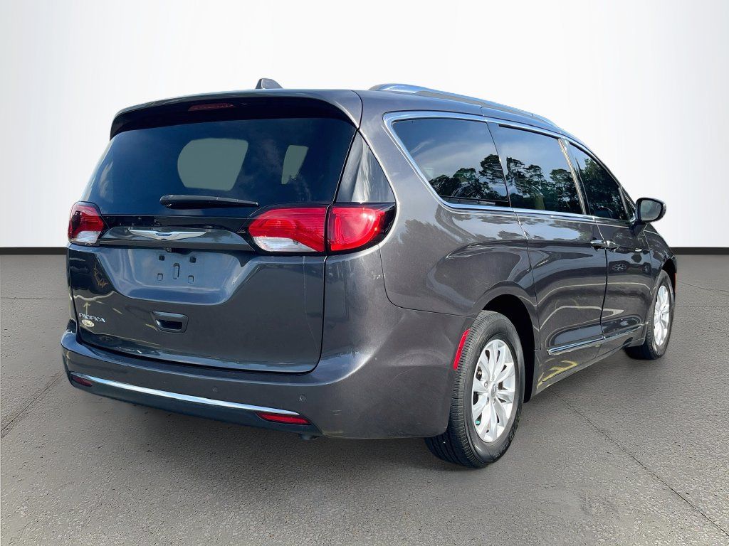 Used 2018 Chrysler Pacifica Touring-L w/ Premium Audio Group FWD image 7