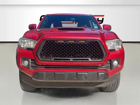 Used 2016 Toyota Tacoma TRD Sport image 2