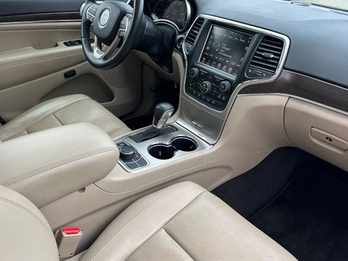 Used 2017 Jeep Grand Cherokee Limited w/ Luxury Group II image 16