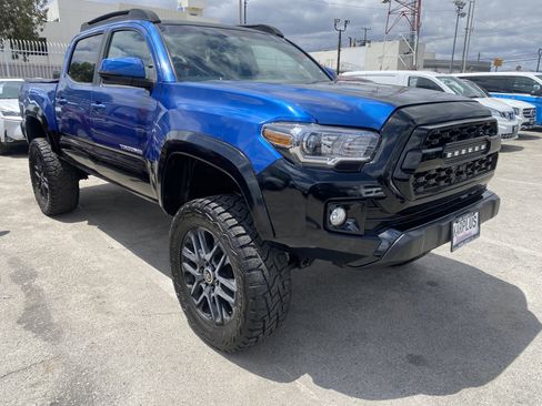 Used 2017 Toyota Tacoma TRD Off-Road AWD/4WD image 7