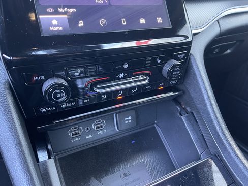 New 2025 Jeep Grand Cherokee L Laredo image 32