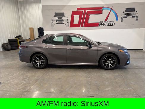 Used 2023 Toyota Camry SE image 2